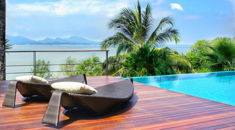 Transforme seu espaço exterior com um deck de madeira elegante e confortável