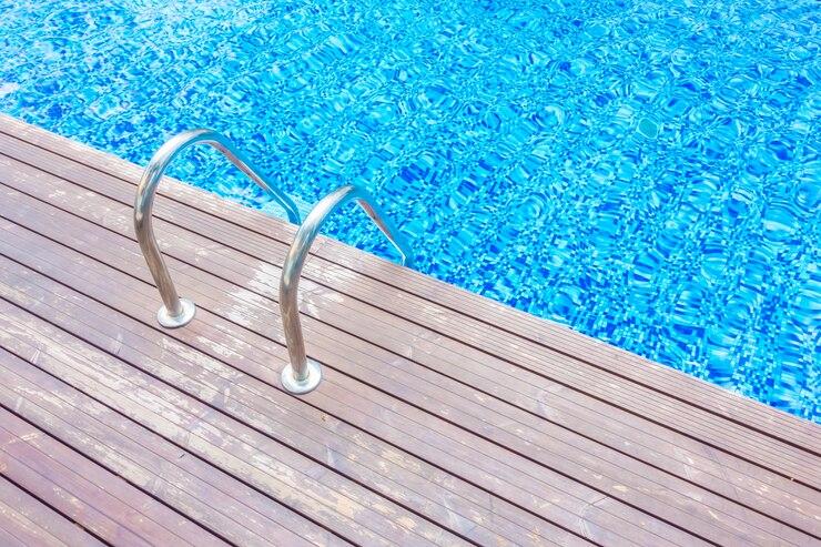 A Beleza e Durabilidade do Piso de Madeira para Piscinas: Tudo o que Você Precisa Saber