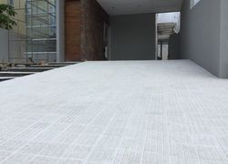 piso podotátil de concreto