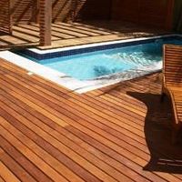 deck para piscina de madeira