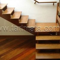 escada de madeira com patamar